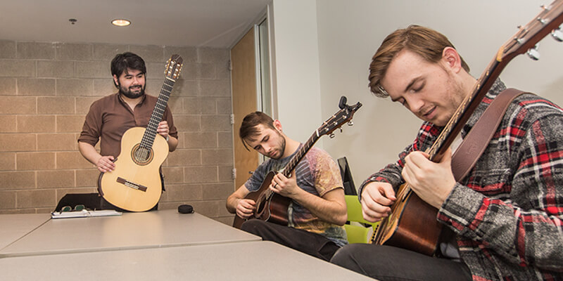 三个学生在弹吉他