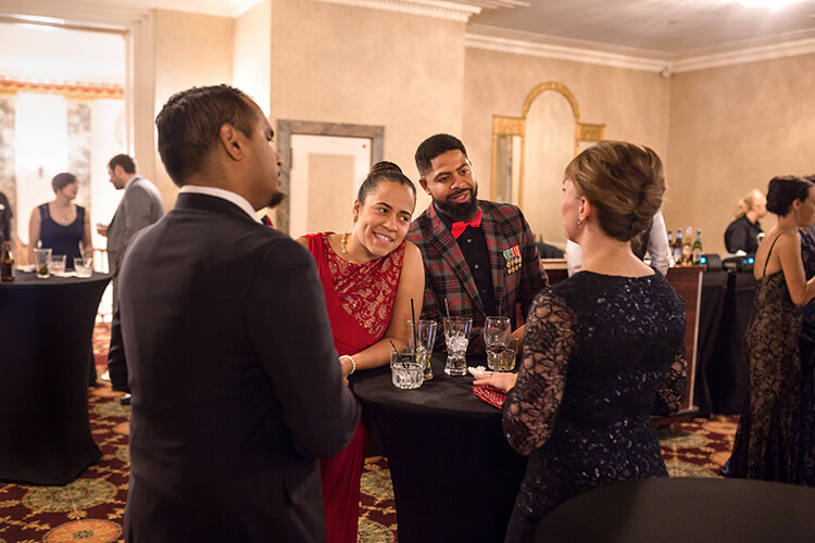 David Klingbeil(左起)、AnaChristina Rodriguez-Ross、Karlyle Ross和Cassie Vosters在舞会开始前喝酒聊天。