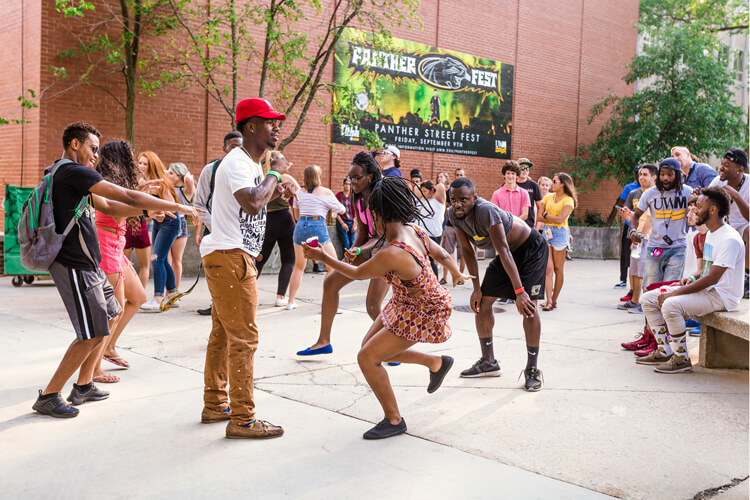 学生们在黑豹街音乐节上跳舞