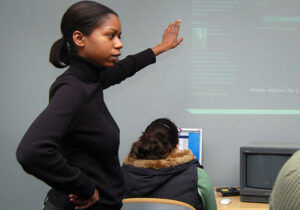 年轻的黑人女性在屏幕上做手势