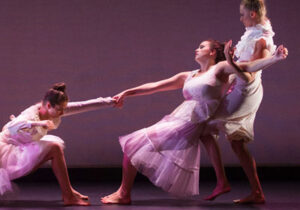 三个穿着粉色衣服的舞者正在表演现代舞