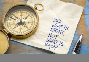 餐巾上的指南针上写着:做正确的事，而不是容易的事