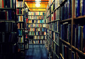 一排排摆满书的图书馆书架