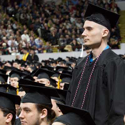 身着毕业礼服的学生站在毕业典礼上