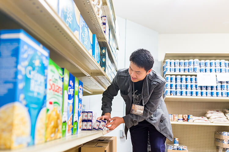 Visone Ly在密尔沃基希望之家的食品储藏室帮忙备货。
