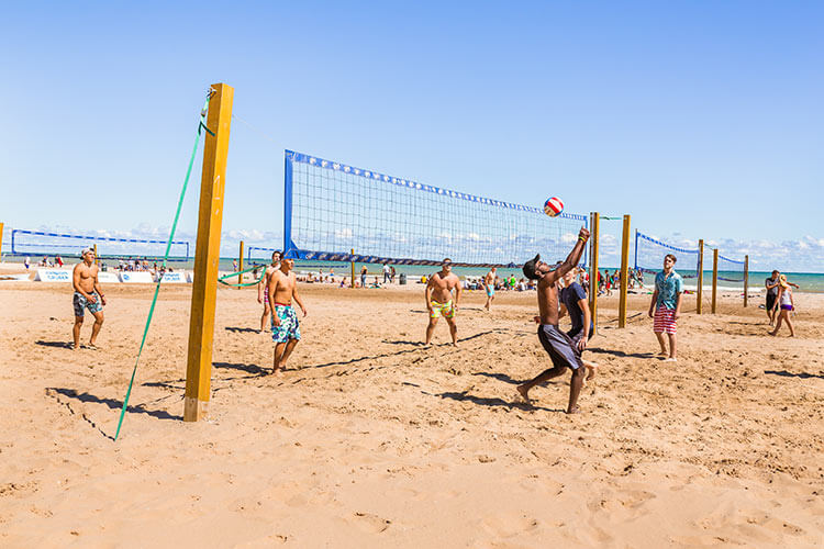人们在布拉德福德海滩打沙滩排球
