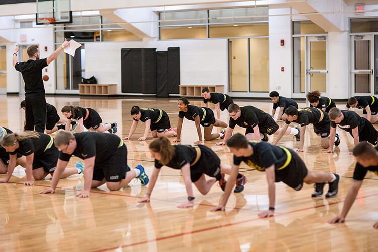 ROTC的学生每周参加三天的体能训练。