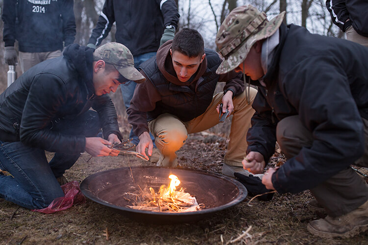 beplay客服有没有电话威斯康星大学的学生们在寒冷天气的生存训练中学习如何生火。