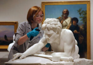 学生在艺术博物馆修复大理石雕像