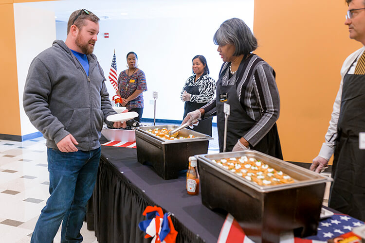 曾在美国陆军和空军服役的学生肖恩·班特(Sean Bante)吃的是煎蛋饼。