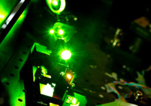 亮绿灯的机械设备