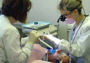牙科学生和讲师检查病人口腔