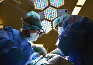 外科医生在手术室为病人进行手术