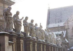 一排站在基座上的俄罗斯男人雕像