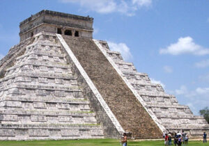 中美洲金字塔，游客站在金字塔底部
