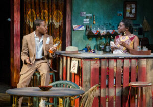 舞台制作，两个黑人演员——一个在酒吧，一个在酒吧后面