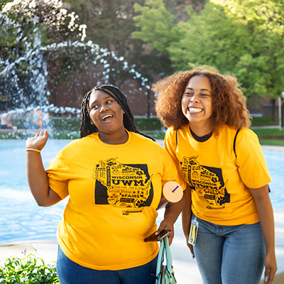 两名黑人女学生站在喷泉前微笑beplay客服有没有电话