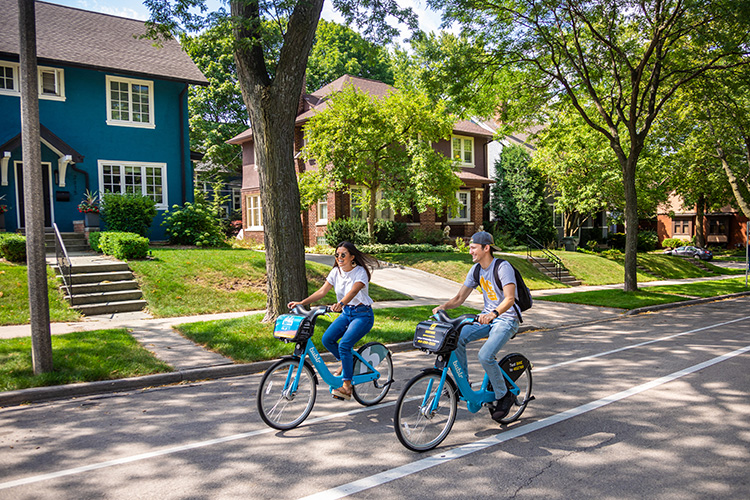 两名威斯beplay客服有没有电话康星大学学生骑着自行车穿过校园