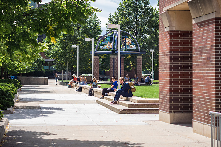 beplay客服有没有电话威斯康辛大学的学生在夏天坐在校园公共空间学习